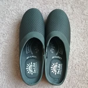 Solite perfect comfort mule. New in box